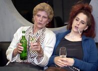 Bürgerbüro – V.l.: Sybylle Courvoisier als Theres Bütikofer, Gina Durler als Chick.