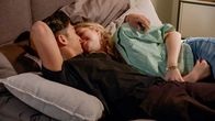 Rote Rosen – Tonis (Sarah Buchholzer) und Noahs (Jan Liem) gegenseitige Sympathie führt die beiden direkt in Noahs Bett.