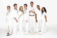 Scrubs - Die Anfänger – (2. Staffel) - Halbgötter in weiß: J.D. (Zach Braff, M.), Turk (Donald Faison, 2.v.r.), Dr. Phil Cox (John C. McGingley, 2.v.l.), Hausmeister (Neil Flynn, 3.v.r.), Dr. Bob Kelso (Ken Jenkins, l.), Elliot (Sarah Chalke, 3.v.l.), und Carla (Judy Reyes, r.) ...