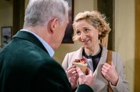 Sturm der Liebe – André (Joachim Lätsch, l.) macht Bettina (Natalie Hünig, r.) ein Geschenk.