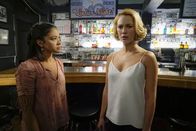 Jane the Virgin – (v.li.) Gina Rodriguez (Jane Gloriana Villanueva), Yael Grobglas (Petra Solano).