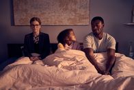 Vierwändeplus – Caro (Birte Hanusrichterm l.) und Martin (Alexander Prince Osei, r.) ahnen langsam, dass das Versprechen, das sie Tochter Emma (Mary Amber Oseremen Tölle, M.) gegeben haben, so seine Tücken hat.