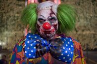 Zombieland – Hat verdammt viel Spaß bei der Opfersuche: ein Zombie im Clowngewand (Derek Graf) ...