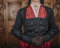 Hoagascht – Pinzgauer Tracht mit Garnierspenzer und Steppmieder