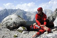 Der Bergdoktor – Martin (Hans Sigl) untersucht Hans (Heiko Ruprecht), der abgestürzt ist.