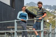 Hüttengeschichten – Co-Hüttenwarte Fabio und Vanessa vor der Motterasciohütte.