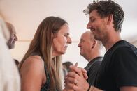 Reporter Spezial – Reporter Donat Hofer (r.) nimmt an einem Kuschelseminar teil.