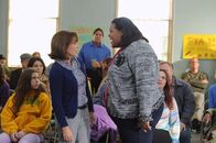 The Middle – Als Frankie (Patricia Heaton, M.) erfährt, dass Sues (Eden Sher, l.) Langstreckenteam aus Budgetgründen gestrichen werden soll, geht sie in der Elternkonferenz dagegen vor. Sehr zum Missfallen mancher Eltern, wie einer Mutter (Chane't Johnson, r.), die sich für den Schachclub einsetzt ...