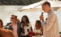 Exit – Nach einer exzessiven Party mit Prostituierten und Drogen hat Investmentbanker William (Pål Sverre Hagen, r.) Mühe, vor seinen Gästen, darunter Henrik Kranz (Tobias Santelmann, l.), dessen Frau Tomine (Sonja Wanda, M.) und seiner Familie, den Schein des verlässlichen Ehemanns und Familienvaters zu wahren.