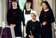 Um Himmels Willen – Hoffen auf ein Wunder: die Schwestern Sophie (Anna Tietze, l.), Felicitas (Karin Gregorek, r.), Agnes (Emanuela von Frankenberg, 2.v.l.) und Julia (Helen Zellweger, 2.v.r.).