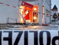 ZDF.reportage: Tatort Geldautomat - Sprengstoff-Räubern auf der Spur – Die totale Zerstörung durch Sprengstoff: Außenaufnahme eines Geldautomaten nach der Tat.