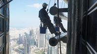 Konstruktionen der Superlative – Rope Access Technicians working.