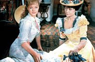 Christine – Die beiden Freundinnen Mizzie Schlager (Sophie Grimaldi, re.) und Christine Weiring (Romy Schneider, li.) schmieden Pläne für das Picknick mit Fritz und Theo.