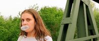 Kaugummiblase – Emma (Sara Kärcher) liebt es, Kaugummi zu kauen.