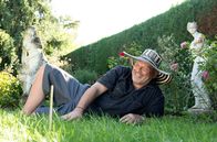 Garten & Lecker – Die dritte Gartenreise geht nach Baden-Württemberg. Axl Jansen hat als Fotograf lang in Berlin und Paris gelebt und nun den gut 800 Quadratmeter großen Garten seiner Eltern in Besigheim in der Nähe von Stuttgart geerbt.