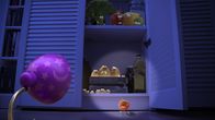 Unser Sandmännchen – Die kleine Lampe lauscht in die Dunkelheit. Sie hört Stimmen aus Richtung Speisekammer. Dort ist die kleine Tomate, die nicht einschlafen kann, weshalb die anderen auch nicht schlafen können.