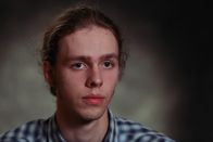 Internet der Lügen – A portrait of Kyle Barth.