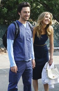Scrubs - Die Anfänger – Zum Abschied hat Elliot (Sarah Chalke, r.) noch eine besondere Überraschung für J.D. (Zach Braff, l.) ...