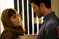Close - Dem Feind zu nah – Sam (Noomi Rapace, l.) bittet ihren Freund und Kollegen Joe (Abdellatif Chaouqi, r.) um Hilfe.