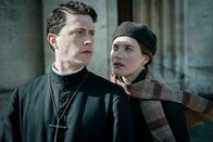 Das Boot – Margot Bostal (Fleur Gefrier) will einer jüdischen Familie helfen und bittet Pater Etienne (Finnegan Oldfield), für sie Taufbescheinigungen zu fälschen.