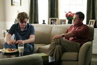 Desperate Housewives – Zach (Cody Kasch, l.) kehrt nach Hause zurück, doch Paul (Mark Moses, r.) verschweigt ihm, dass Mike sein leiblicher Vater ist ...