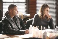 Castle – Javier (Jon Huertas, l.) und Beckett (Stana Katic, r.) nehmen ihren Kollegen Kevin Ryan aufs Korn ...