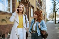 Die Heiland - Wir sind Anwalt – Tilly Vogel (Sina Reiß, r.) nimmt ihre Aufgaben in der Kanzlei sehr ernst. Tilly ist überpünktlich und sehr organisiert. Romy (Christina Athenstädt, l.) ist sich noch nicht so sicher, ob ihr das auf Dauer gefällt.