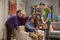 The Big Bang Theory – Finden (v.l.n.r.) Leonard (Johnny Galecki), Penny (Kaley Cuoco), Raj (Kunal Nayyar), Amy (Mayim Bialik) und Sheldon (Jim Parsons) tatsächlich einen Weg, um die Geburt von Howard und Bernadetts Sohn zu beschleunigen?