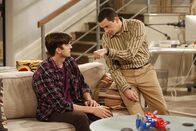 Two and a Half Men – Alan (Jon Cryer, r.) hat mit der Sozialarbeiterin Ms. McMartin ein Verhältnis angefangen. Sie versucht, Privatleben und Beruf zu trennen und rät Walden (Ashton Kutcher, l.), eine Männergruppe von Vätern mit Pflegekindern aufzusuchen ...