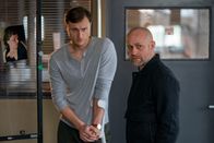Jenseits der Spree – Robert Heffler (Jürgen Vogel, r.) und sein Kollege Simon Asmus (Oleg Tikhomirov, l.) fassen im Büro des Kommissariats ihre Ermittlungsergebnisse zusammen.