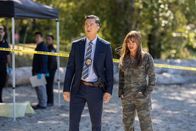 Wild Cards – Chief Li (Terry Chen, l.); Max Mitchell (Vanessa Morgan, r.)