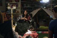 Superstore – Diese Nacht wird Amy (America Ferrera) so schnell nicht vergessen, denn als eine besondere Lieferung Verspätung hat und der Zentralrechner plötzlich Probleme macht, muss sie mit ihren Kollegen im Superstore campen ...