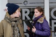 Die Pfefferkörner – Max (Bruno Alexander) recherchiert mit Nina (Carolin Garnier) vor einem Grafik-Büro in Hamburg-St. Pauli: Würde sich hier ein Einbruch für Chuoc und seine Gang lohnen?