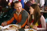The Middle – Darrin (John Gammon, l.); Sue (Eden Sher, r.)