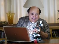Blendende Weihnachten – Buddy Hall (Danny DeVito).