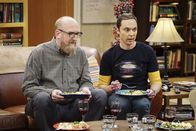 The Big Bang Theory – Es wird spekuliert, dass die hübsche Freundin von Geologe Bert (Brian Posehn, l.) nur wegen des Geldes mit ihm zusammen ist. Während alle von der Befürchtung schockiert sind, versteht Sheldon (Jim Parsons, r.) als einziger nicht, warum das problematisch ist ...