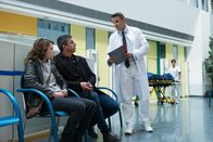 Der Bergdoktor – Im Krankenhaus warten Maja Körner (Janina Fautz) und Dr. Martin Gruber (Hans Sigl, M.) gemeinsam auf die Untersuchungsergebnisse, die Dr. Alexander Kahnweiler (Mark Keller, r.) ihnen mitteilt.