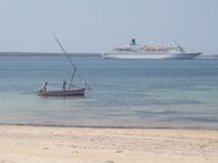 Verrückt nach Meer – Die "Weiße Lady" liegt auf Reede vor der Insel Ilha de Mozambique (Mozambique Island).
