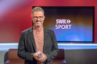 SWR Sport – Moderator im Studio der Sendung SWR Sport, sonntags ab 21:45 Uhr im SWR Fernsehen