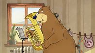 Unser Sandmännchen – Dr. Brumm hat eine Tuba gefunden und versucht damit Musik zu machen.