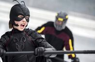 Antboy 2 - Die Rache der Red Fury – Pelle / Antboy (Oscar Dietz) kämpft auf der Eisbahn mit den beiden Terrorzwillingen, die Maria zuvor schikaniert haben.