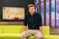ARD-Buffet – Johannes Zenglein präsentiert das Service-Magazin ARD-Buffet mit Tipps und Tricks für einen schönen Alltag. Als Gast in der Studioküche begrüßt er den Gastronom Kevin von Holt. Er bereitet Kartoffel-Lauch-Tortillas zu.
