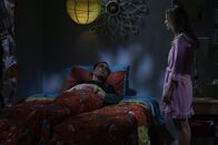 The Big Bang Theory – Nachdem sich Sheldon (Jim Parsons, l.) ausgesperrt hat, muss er die Nacht bei Penny (Kaley Cuoco, r.) verbringen. Sie bietet ihm ihre Couch an, aber er setzt durch, dass er in ihrem Bett schlafen darf und sie ihm dann auch noch ein Gute-Nacht-Lied singt...