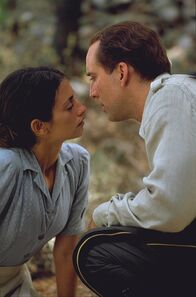 Corellis Mandoline – Kann Capt. Antonio Corelli (Nicolas Cage, r.) endlich das Herz der schüchternen Pelagia (Penélope Cruz, l.) erobern?