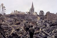 Der Preis des Krieges – Eine US-Infanteriepatrouille bahnt sich einen Weg durch die Ruinen von Saint Lô. Die französische Stadt wird im Zweiten Weltkrieg zu 95 Prozent zerstört.
