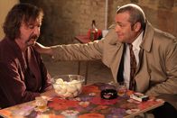 Nichts zu verzollen – L-R: Der Kleinganove Tiburce (Bruno Lochet) wird von seinem Boss Duval (Laurent Gamelon) zum Drogenschmuggel angehalten