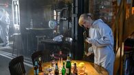 SOKO Wismar – Bei der Untersuchung des Tatorts findet Kriminaltechnikerin Roswitha Prinzler (Silke Matthias) ein Metallstück, auf dem sich Blutspuren befinden. Könnte das die Tatwaffe sein?