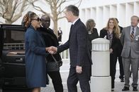 Atlanta Medical – Josephine Okeke (Lynn Whitfield, l.); Dr. Randolph Bell (Bruce Greenwood, r.)