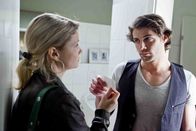 Danni Lowinski – Nachdem klar ist, dass Tanja Berg sich nicht im Krankenhaus mit dem HIV-Virus angesteckt hat, sondern Tanja einem One-Night-Stand mit dem gutaussehenden Kellner Thomas (Roy Peter Link, r.) hatte, liegt es nun an Danni (Annette Frier, l.) zu beweisen, dass Thomas Tanja angesteckt hat, möglicherweise sogar wissentlich ...