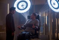 Venom – Carlton Drake (Riz Ahmed, l.) hat Eddie Brock (Tom Hardy, r.) festgesetzt.